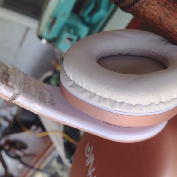 Zihnio Wireless Headphones with Case - Picture 3 of 4